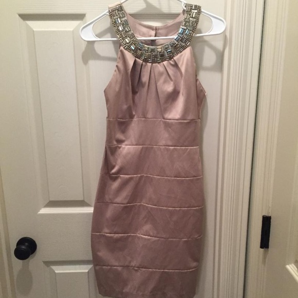 Beige dress - Picture 1 of 3